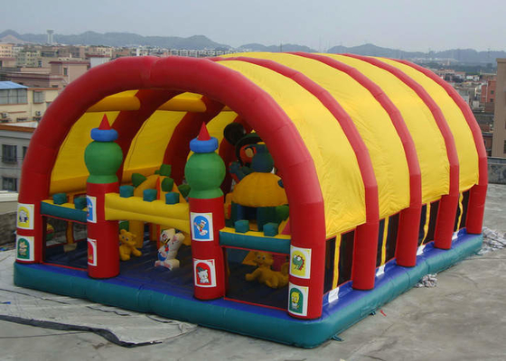 छत तम्बू संरक्षण Inflatable मनोरंजन पार्क 0.55 मिमी मोटाई सामग्री