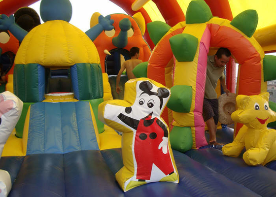 छत तम्बू संरक्षण Inflatable मनोरंजन पार्क 0.55 मिमी मोटाई सामग्री