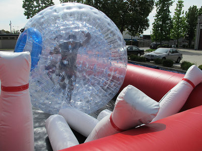 उत्कृष्ट लचीलापन Inflatable खेल खिलौने टिकाऊ ज़िपर Inflatable बॉलिंग खेल