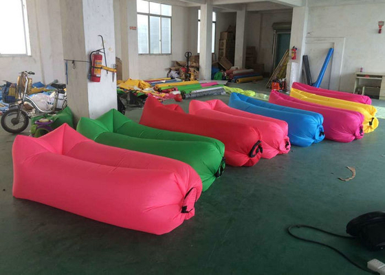आसानी से समुद्र तट आराम के लिए Inflatable सोफा बिस्तर रंगीन मुद्रण का भार उठाते