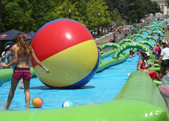 50 मीटर लंबाई Inflatable पर्ची और आउटडोर खेलने के लिए पर्यावरण के अनुकूल स्लाइड