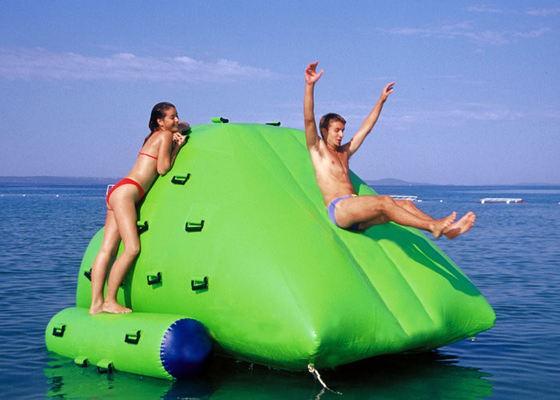 रंगीन Inflatable हिमशैल 3m 4.5m स्वनिर्धारित ऊँचाई मज़ा खेलने के लिए सुरक्षित