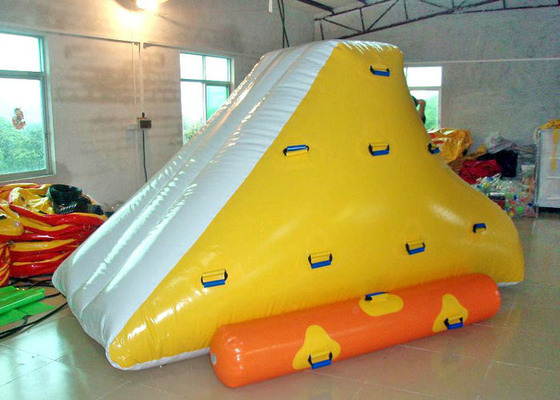 रंगीन Inflatable हिमशैल 3m 4.5m स्वनिर्धारित ऊँचाई मज़ा खेलने के लिए सुरक्षित
