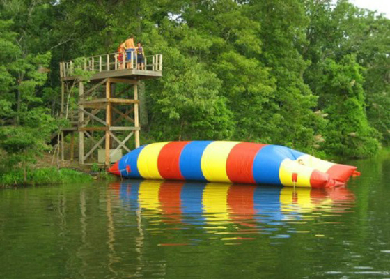 इंद्रधनुष मुद्रण Inflatable जल खिलौने यूवी सुरक्षात्मक पानी तकिया लॉन्च