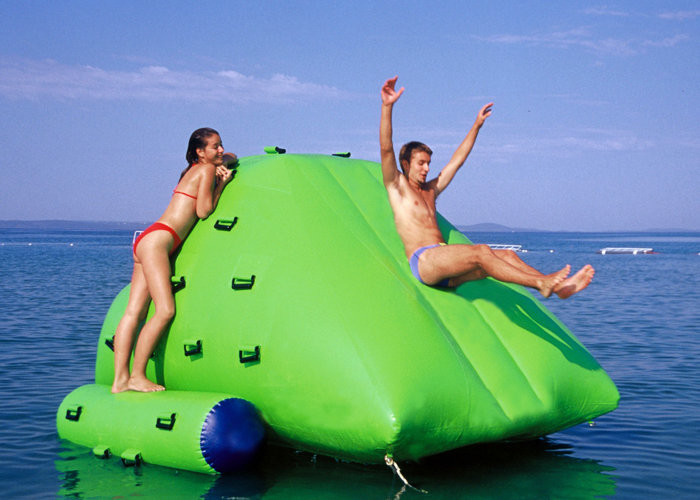 रंगीन Inflatable हिमशैल 3m 4.5m स्वनिर्धारित ऊँचाई मज़ा खेलने के लिए सुरक्षित